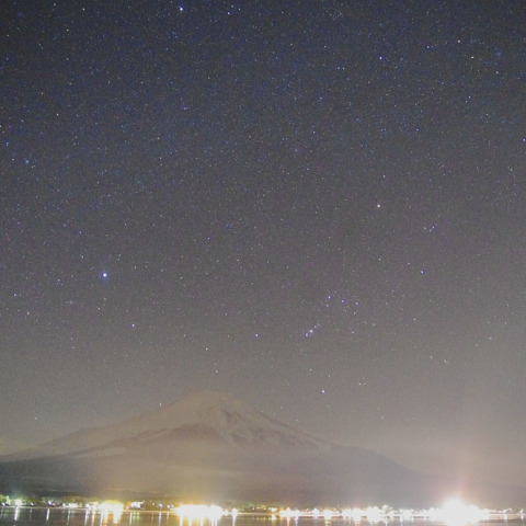 富士に傾く冬の大三角