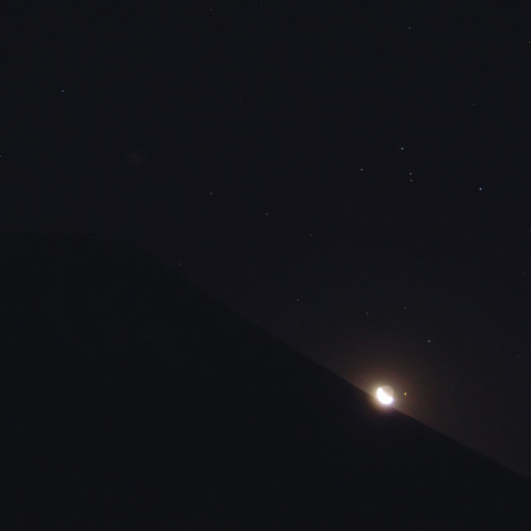 富士から昇る、月とアンタレス