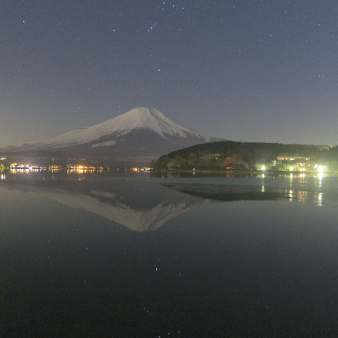 山中湖に映るオリオン座