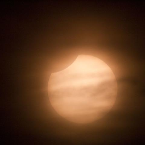 雲越しの部分日食