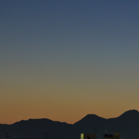 二上山に沈む若月