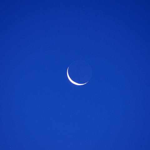 細い月と火星が大接近