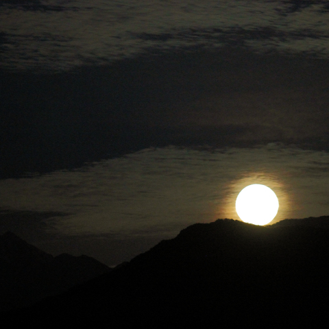 スーパームーン月の出