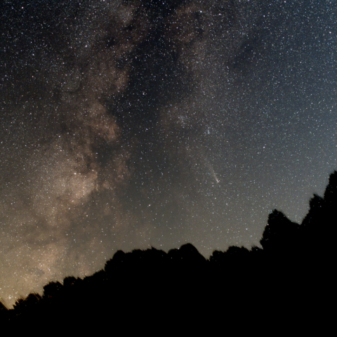 紫金山・アトラス彗星と天の川