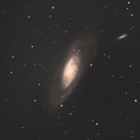 M106(りょうけん座渦巻銀河)