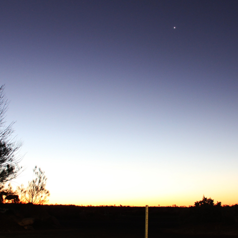 広大な西オーストラリアの原野に沈む金星
