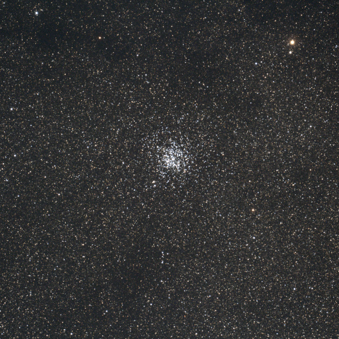 M11（たて座散開星団）
