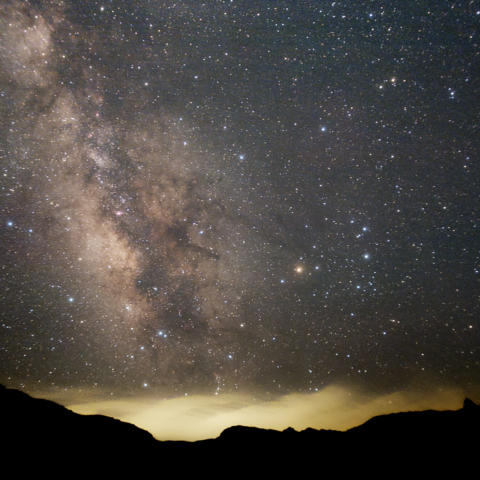 横たわるさそり座と天の川