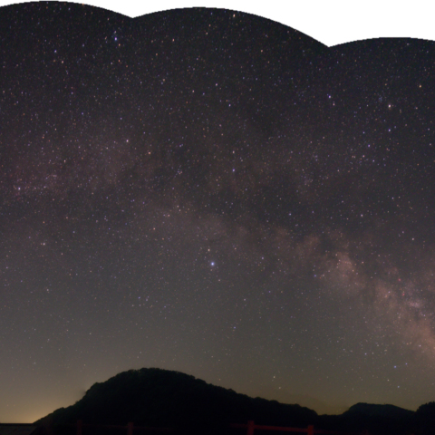 円弧状になって昇る天の川