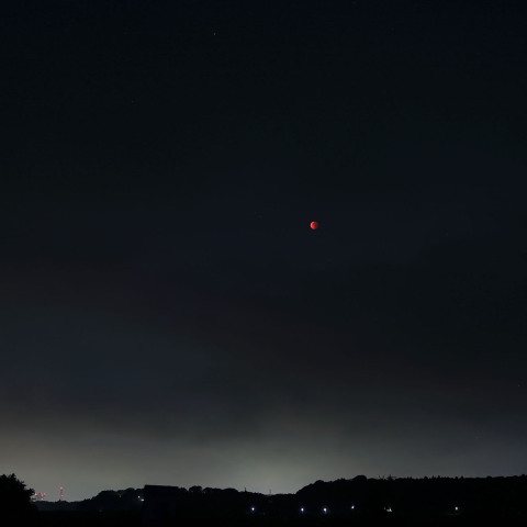 赤い月が浮かぶ空　250908