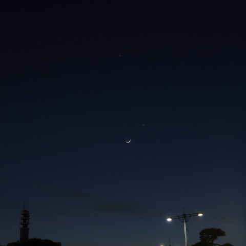 都内で見上げた月と二つの惑星