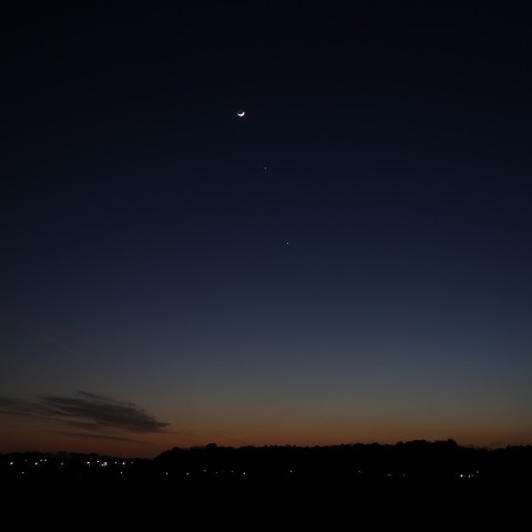 夕映えに浮かぶ月と二つの惑星　230223