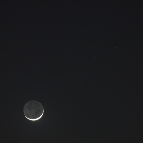 細い月とプレアデス星団　230422