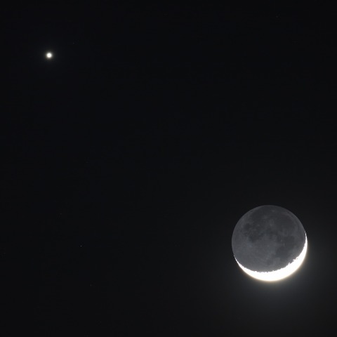細い月と金星の接近　230423