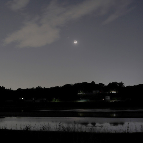 田園で見る細い月と金星　230423