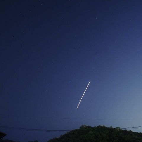 北の星の中を飛ぶ飛行機
