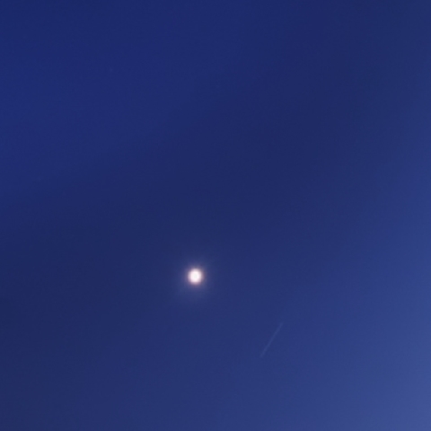 月の側を飛ぶISS