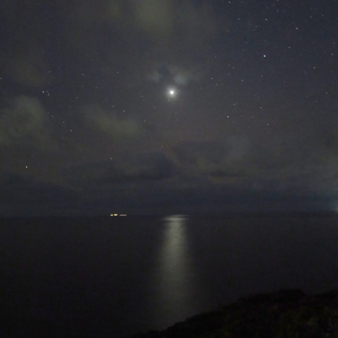 日本海に映る金星