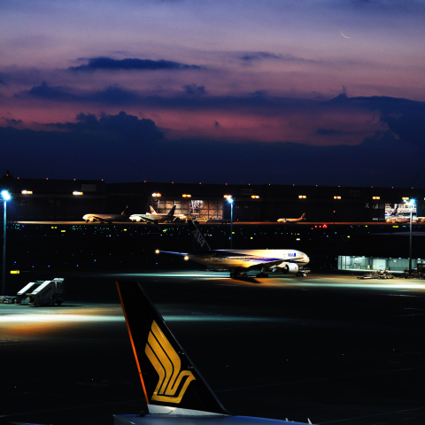 羽田空港と細い月