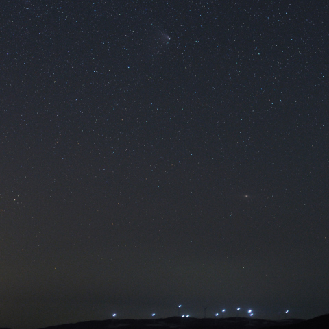 パンスターズ彗星と風車の灯り