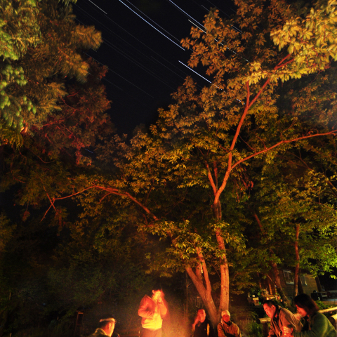 焚き火を囲んで