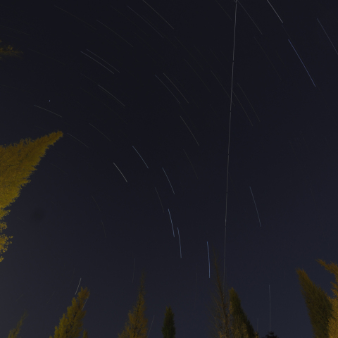 春の星座を突き抜けるISS