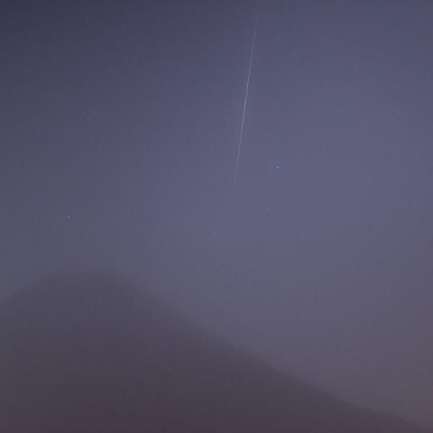 幻影の富士と流れ星