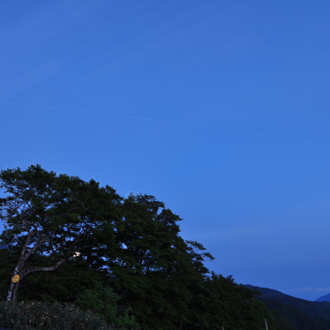 薄明を突き進むISS