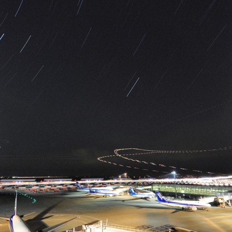 昇る夏の星々と羽田空港