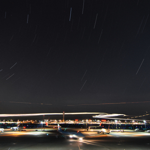 昇る星々と羽田空港