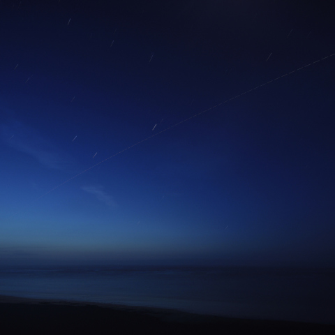 蒼い空を突き抜けるISS 