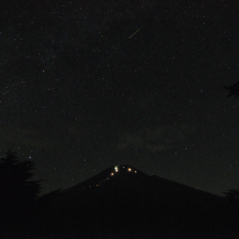 ペルセウス座流星群と富士山