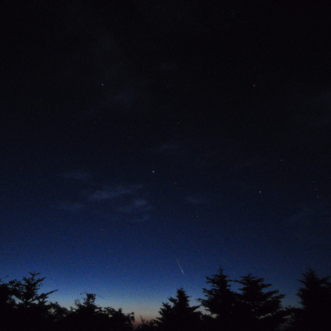 薄明中のペルセウス座流星群