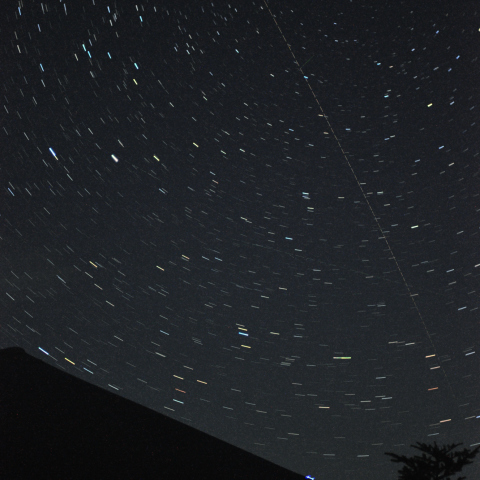 地球観測衛星「Aqua」と富士山の稜線