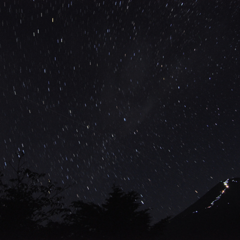 だいちを打ち上げたH-2A R/B と富士山