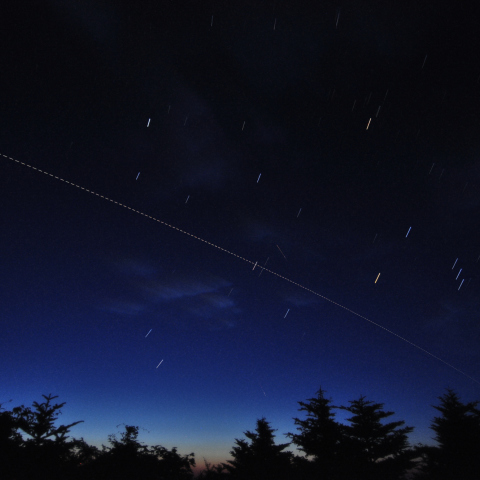 冬の星座を貫く夜明けのISS