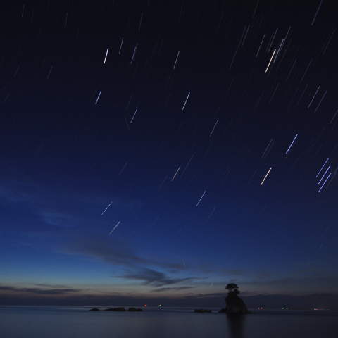 薄明の雨晴海岸から昇る冬の星座たち