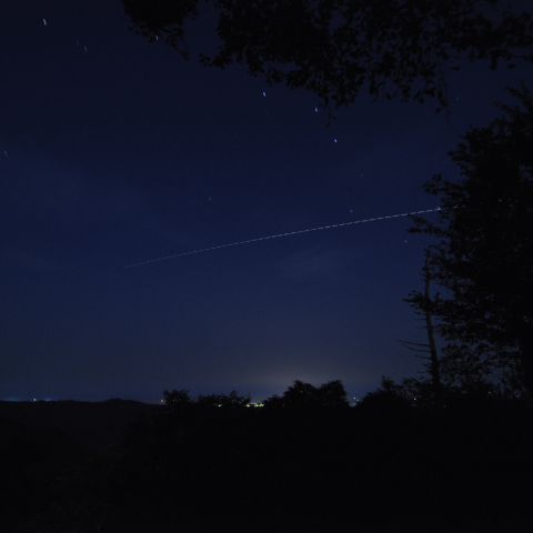 木の額縁の中のISS