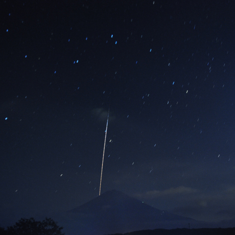 富士山に突き刺さるISS