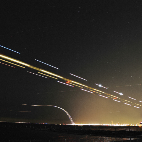 TRMMと飛行機の光跡