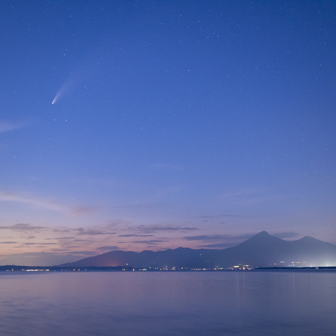 磐梯山を望んで