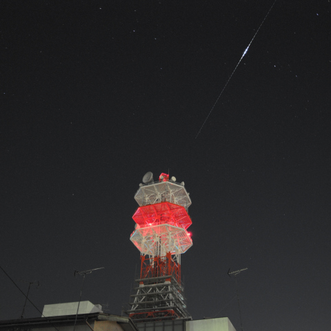 鉄塔とイリジウムフレア