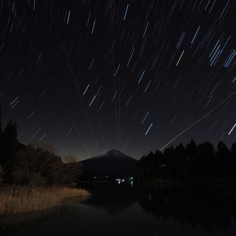 富士山と冬の大三角と飛行機ビーム