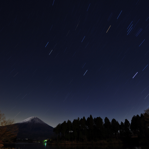 富士山と冬の星々