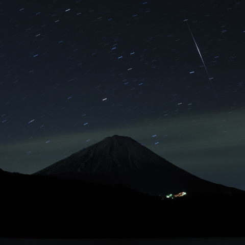 富士山にイリジウムフレアが輝く