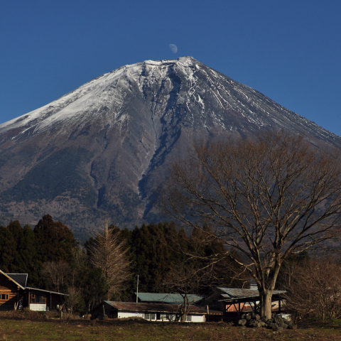 富士山頂に月が昇る２