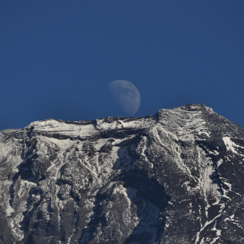 富士山頂に月が昇る４