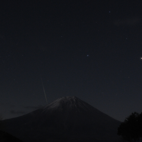 富士山に突き刺さる流星