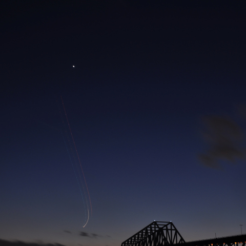 東京ゲートブリッジと月と金星と