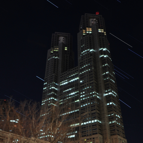 都庁を冬の星が通過